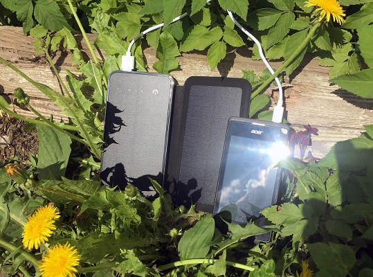 SITITEK Sun-Battery Duos" может одновременно заряжать мобильное устройство и подзаряжаться от солнца