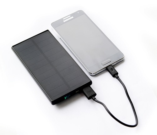 Владелец системы автономного питания на солнечной батарее "SITITEK Sun-Battery SC-09" никогда не имеет проблем с зарядкой своего телефона 